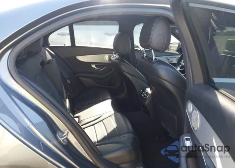 2018 Mercedes-Benz C 300 z USA, uszkodzony, nr VIN 55SWF4JBXJU280298